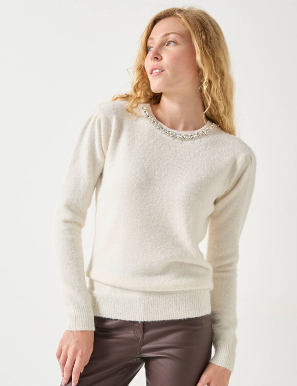 Pull maille poilue décolleté strass (écru) Pull maille poilue décolleté strass (écru)